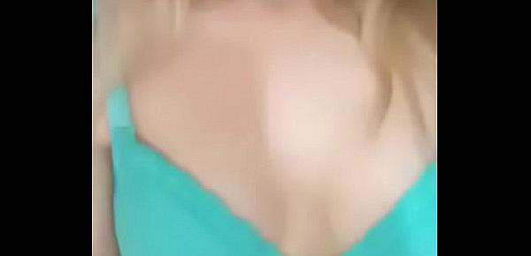  Novinha mostrando os peitos no periscope